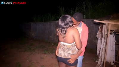 د کوڅې رومانس او ​​د کلب څخه د یوې وړوکي نجلۍ سره ګرم جنسیت